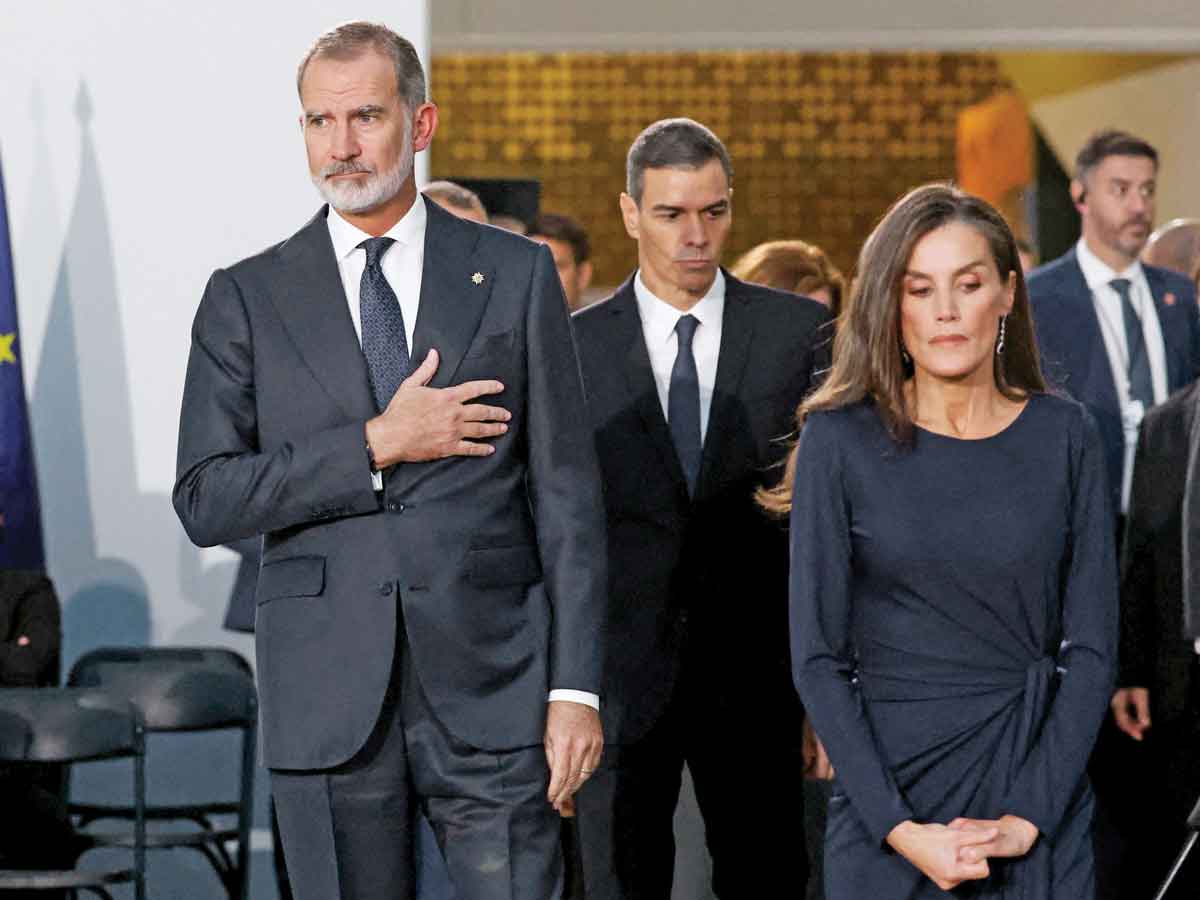 "Momento emocional en Valencia: ciudadanos rinden homenaje a víctimas de la DANA y expresan su disgusto hacia el gobernador por su falta de acción"