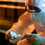 "Una noche de violencia en la gran manzana: enfrentamiento armado en Nueva York deja cuatro personas heridas y un saldo humano trágico"