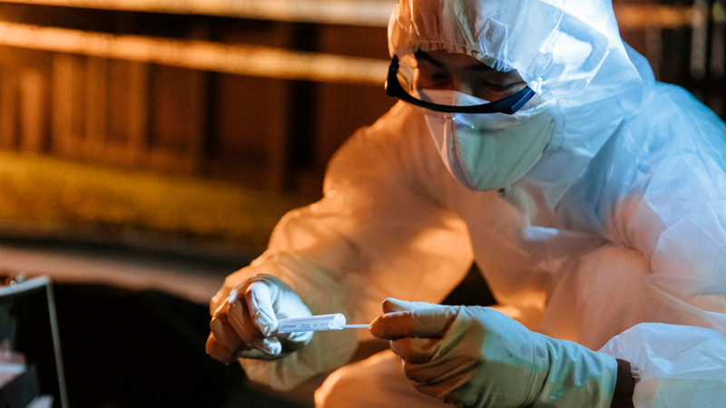 "Una noche de violencia en la gran manzana: enfrentamiento armado en Nueva York deja cuatro personas heridas y un saldo humano trágico"