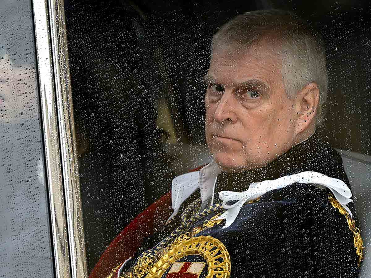 Ahora es un plebeyo; el ex príncipe Andrés pierde sus últimos títulos reales