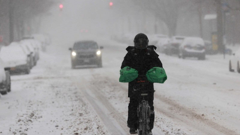 "Furiosa tormenta de nieve azota EE.UU.: millonarios hogares quedan a oscuras ante una oleada de apagones"