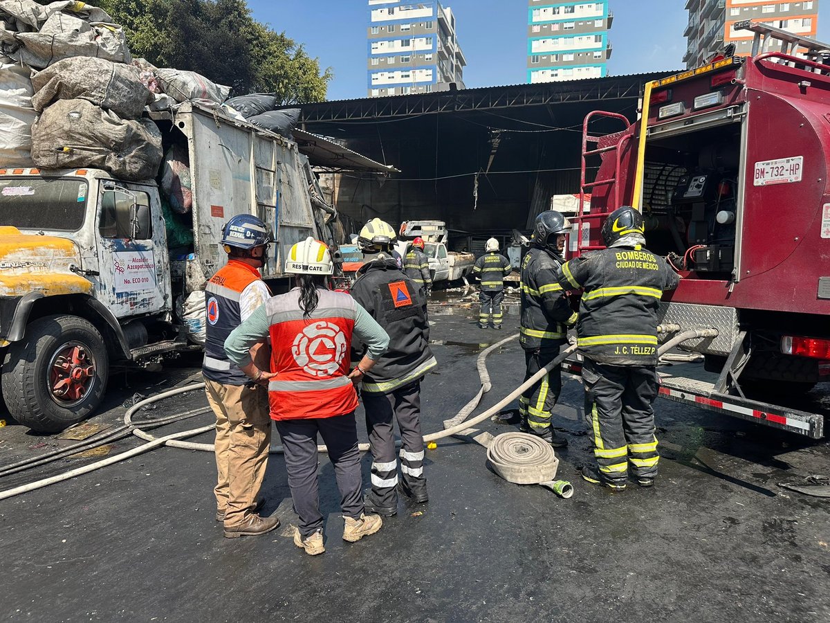Incendio en almacén de Servicios Urbanos moviliza a bomberos en Azcapotzalco